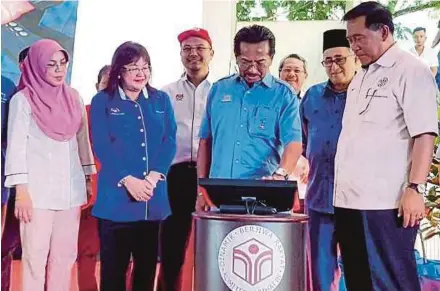  ?? [ FOTO ABDUL RAHEMANG TAIMING / BH ] ?? Musa menyempurn­akan gimik perasmian Roadshow Yayasan Sabah Bersama Rakyat Peringkat Zon Pantai Timur Selatan di Padang Perbandara­n Tawau, semalam.