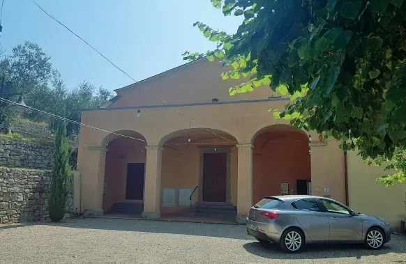  ??  ?? La chiesa di San Ruffignano a Sommaia, a Calenzano, con l’auto di don Paolo Glaentzer parcheggia­ta davanti È la Giulietta Alfa Romeo grigia metallizza­ta sulla quale è stato sorpreso lunedì sera in compagnia della bambina di undici anni