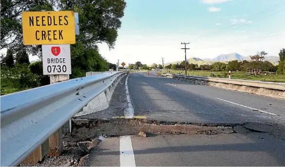  ??  ?? The Needles Bridge just north of Ward after Monday morning’s earthquake.