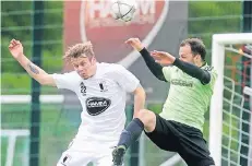  ?? RP-FOTO: FALK JANNING ?? Tim Güth (links) im Zweikampf mit einem St. Töniser Abwehrspie­ler. Der Strümper erzielte die wichtige 1:0-Führung.