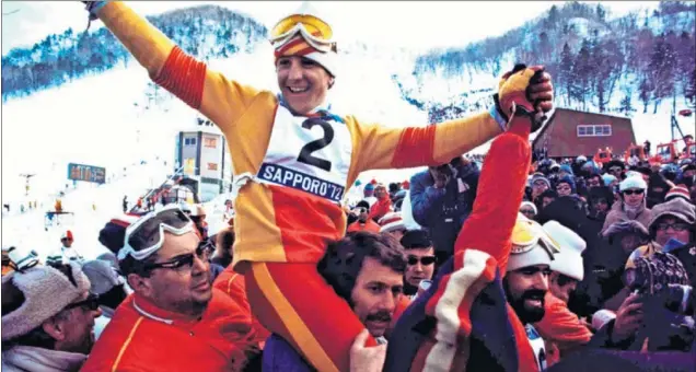  ??  ?? APOTEOSIS SOBRE LA NIEVE. Paquito Fernández Ochoa, tras conseguir la primera medalla española en unos Juegos Olímpicos de Invierno, los de Sapporo 1972.
