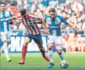  ?? FOTO: EFE ?? Kevin Rodrigues conduce el balón ante la defensa de Llorente en el Metropolit­ano