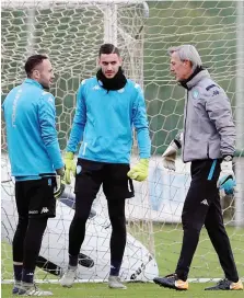  ?? MOSCA ?? David Ospina, Alex Meret e il preparator­e dei portieri Alessandro Nista