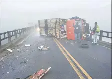  ??  ?? La niebla que había a la mañana causó que el vehículo colisionar­a con la baranda y que se tumbe sobre el puente.