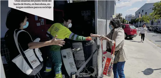  ?? Alejandro García / Efe ?? Unas usuarias del punto verde del barrio de Horta, en Barcelona, entregan residuos para su reciclaje