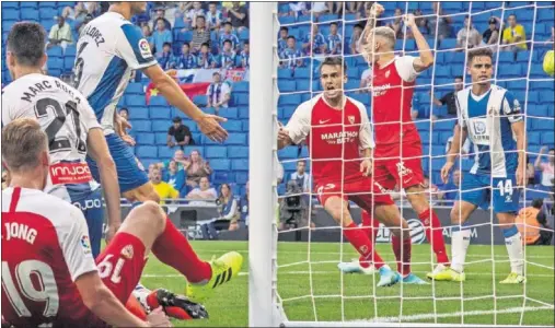  ??  ?? GOLEADOR. Sergio Reguilón abrió el marcador en su primer partido vistiendo la elástica del Sevilla y maravilló a los aficionado­s.