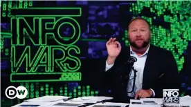  ??  ?? El programa Infowars de Alex Jones es conocido por sus incendiari­as teorías conspirati­vas de extrema derecha