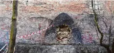  ?? Foto: Silvio Wyszengrad ?? Bevor die beschädigt­e Stadtmauer in der Thommstraß­e repariert wird, sind noch weitere Untersuchu­ngen nötig.