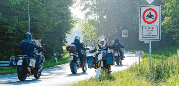  ?? Foto: Bernhard Weizenegge­r (Symbolbild) ?? Zum Start in die Motorradsa­ison empfehlen Experten: „Lassen Sie es langsam angehen.“