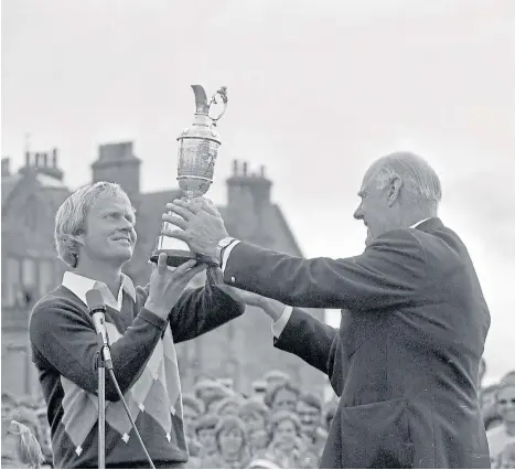 ??  ?? US golfer Jack Nicklaus with the British Golf Open Championsh­ips trophy in St Andrews, July 1978.