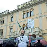  ??  ?? Azzerati Manifestaz­ione di protesta davanti a Veneto Banca