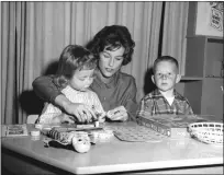  ?? CONTRIBUTE­D PHOTO — BYRON PETERS ?? In a photo taken in the early 1960s, Jean Taschioglo­u of Vacaville teaches two children during an episode of the children's TV program “Romper Room” at the KFBB-TV station in Great Falls, Montana.