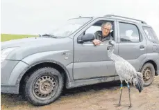  ?? FOTO: DPA ?? Tierarzt Eberhard Henne hat einen Vogel.