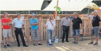  ?? FOTO: SIMON SCHNEIDER ?? Immer mittendrin und immer dabei: Sportkreis-Vorsitzend­e Margarete Lehmann bei der Einweihung des Beachvolle­yballfelds auf dem Häldele in Nendingen.