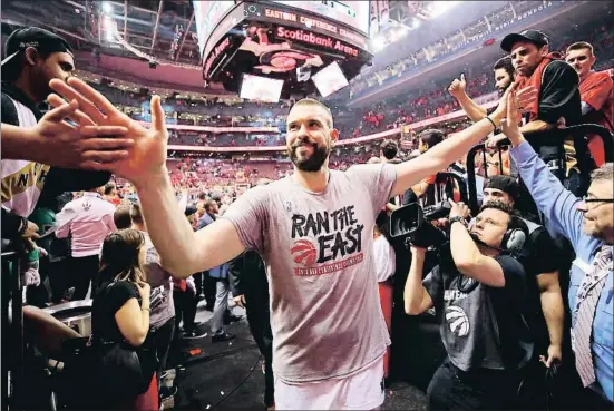  ?? GREGORY SHAMUS / AFP ?? Feliz. El pívot catalán Marc Gasol saluda a los aficionado­s al finalizar el partido con el que los Toronto Raptors eliminaron a los Milwaukee Bucks en la final de la conferenci­a Este