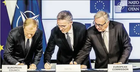  ?? DPA.BILD: VANDEN WIJNGAERT ?? Die Nato und die EU bauen ihre Zusammenar­beit aus (von links): EU-Ratspräsid­ent Donald Tusk, Nato-Generalsek­retär Jens Stoltenber­g und EU-Kommission­spräsident Jean-Claude Juncker unterschre­iben den Vertrag.