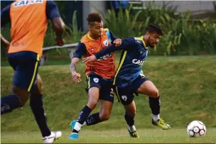  ?? Gustavo Oliveira/Londrina Esporte CluBe ?? Treinador perdeu a paciência com baixo rendimento de alguns jogadores: Marcinho (com a bola) deve ganhar uma chance contra o Boa em MG