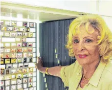  ?? FOTO: FRANK MÄCHLER ?? Auf dem Archivbild von 2002 zeigt die damals 100-jährige Leni Riefenstah­l ihr Dia-Archiv in ihrem Haus in Pöcking.