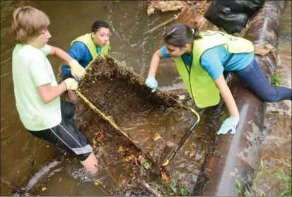  ??  ?? Rome News-Tribune SUNDAY, Rome Middle School students drag a shopping cart out of Silver Creek during the Coosa River Basin Initiative’s Etowah River Cleansweep on Sept. 17. The project, which included several community groups, cleaned about 55 miles...