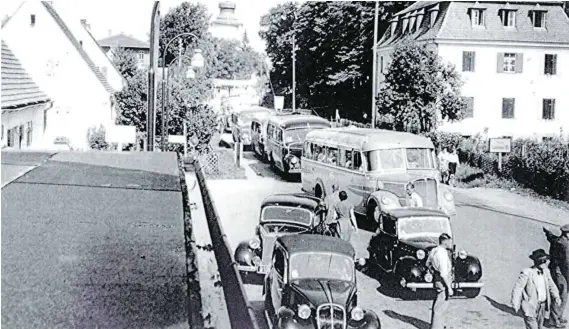  ?? FOTO: BRUGGER IN DER SAMMLUNG FLOCK; REPRO: SCHWEIZER. ?? Autostau vor dem Grenzüberg­ang Lindau-Zech/Unterhochs­teg im Jahre 1956.