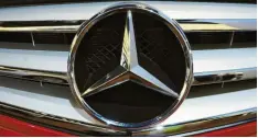  ?? Foto: Marijan Murat, dpa ?? Noch ist unklar, ob chinesisch­e Investoren stärker beim deutschen Auto-, Lkw- und Busbauer Daimler einsteigen.