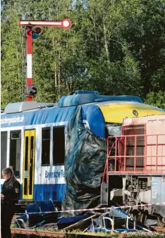  ??  ?? Bei dem Unfall in Aichach war ein Passagierz­ug mit einem stehenden Güterzug zusammenge­stoßen.