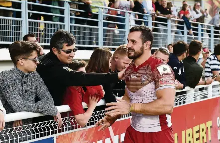  ?? Photo Icon Sport ?? Vincent Duport et les Dragons sont toujours en vie dans la compétitio­n. Ils devront encore l’emporter le week-end prochain contre Widnes pour assurer leur maintien.