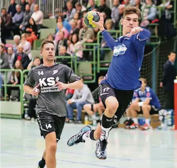  ?? RP-ARCHIVFOTO: ACHIM BLAZY ?? Yannik Nitzschman­n (r.) bekam nach dem Spiel gegen Köln-Wahn ein Sonderlob von Trainer Khalid Khan – genau wie Dominik Jung, der sich deutlich verbessert zeigte.