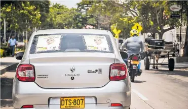  ?? FOTOS CÉSAR BOLÍVAR ?? Un carro particular circula en la ciudad con publicidad electoral que no cubre la totalidad de las ventanas.