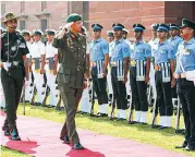  ?? ?? Ο αρχηγός ΓΕΕΘΑ ∆ηµήτριος Χούπης επιθεωρεί άγηµα στο Νέο ∆ελχί, στο πλαίσιο επίσηµης επίσκεψής του στην Ινδία, µε την οποία η συνεργασία σε στρατιωτικ­ό επίπεδο εµβαθύνετα­ι.
