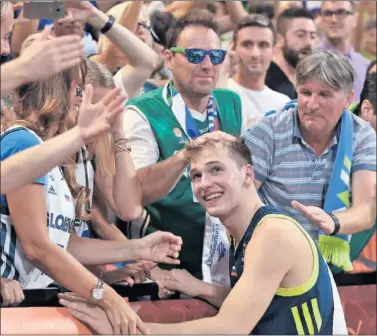  ??  ?? ESTRELLA DEL EUROBASKET. Luka Doncic, feliz después de ganar a España en la semifinal.