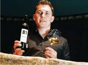  ??  ?? Jungwinzer Stefan Krispel wird am 1. Mai seinen Basaltwein „B1“der Öffentlich­keit präsentier­en