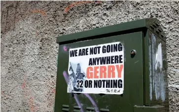  ??  ?? Photo ci-dessus : Rare et éphémère. Affiche de dissidents de l’Armée républicai­ne irlandaise (IRA) placardées dans Belfast-Ouest : « Nous n’irons nulle part,Gerry ! 32 [comtés irlandais] sinon rien ! », en réponse à Gerry Adams, ex-président du Sinn Féin, qui les exhortait à quitter Belfast et à cesser la lutte armée au printemps 2018. Gerry Adams, ancien commandant militaire de l’IRA, président de sa vitrine politique, le Sinn Féin, de 1983 à 2018, a joué un rôle fondamenta­l dans la mutation et la crédibilis­ation politique du parti, ainsi que dans le processus de paix nordirland­ais. (© S.-C. Natale)