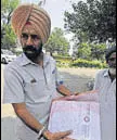  ?? RAVI KUMAR/HT ?? (Left) Relatives of dera followers pleading their innocence before Sector5 SHO Karambir Singh; and a follower showing his medical documents to a cop in Panchkula on Sunday.