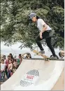  ??  ?? Fuerza. Varias niñas y adultas se divirtiero­n en el evento de Vans.