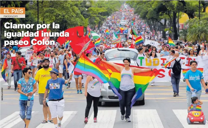  ??  ?? Con música, banderas, pancartas, comparsas, trajes y múltiples proclamas, miles de personas desfilaron ayer por las calles de San José para pedir respeto a la diversidad sexual.