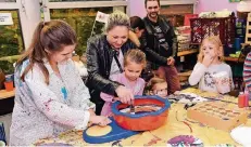  ?? RP-FOTO: DIETRICH JANICKI ?? Das Kinder- und Jugendhaus feierte den Weltkinder­tag. Hier experiment­iert Eleyna an einer Farborgel.