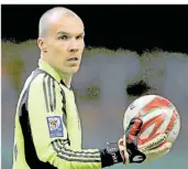  ?? FOTO:
PETER KNEFFEL/DPA ?? Robert Enke hält beim 2:0-Sieg gegen Wales in der WM-Qualifikat­ion am 1. April 2009 in Cardiff den Ball. Es war sein vorletzter Einsatz für die Nationalel­f. Beim 2:0 in Aserbaidsc­han am 12. August stand er letztmals im deutschen Tor.