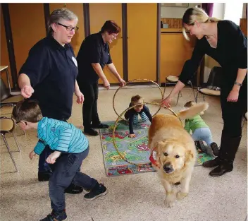  ?? FOTO: SEEBER ?? Martina Lander übt mit ihrem Hund Lucky und den Kindern Tobias, Finn und Malte.