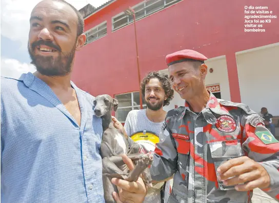  ??  ?? O dia ontem foi de visitas e agradecime­ntos: Juca foi ao K9 visitar os bombeiros