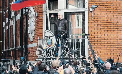  ?? ANDY RAIN / EFE ?? Julian Assange en una salida al balcón de la embajada de Ecuador en Londres, en mayo del 2017
