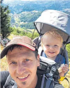  ??  ?? Eines der wenigen Selfies im Wettbewerb, dafür ein besonders herziges, hat Stefan Müller von sich und seiner Tochter Leonie von der Wanderung auf den Belchen im Schwarzwal­d eingeschic­kt.