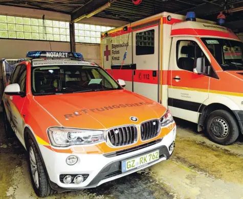  ?? Foto: Bernhard Weizenegge­r ?? Die Notarztdie­nste am Standort Günzburg können oft nicht besetzt werden. Dann muss das Einsatzfah­rzeug in der Garage bleiben. Das Rote Kreuz muss trotzdem einen Fahrer dafür vorhalten.