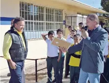  ??  ?? LA ENTREGA la realizó el profesor Mario Vizcarra a nombre del personal y alumnado del plantel