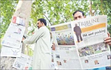  ??  ?? A Pakistani man reads a newspaper with front page news of ousted Pakistani Prime Minister Nawaz Sharif in Islamabad. — AFP photo