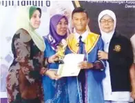  ??  ?? (gambar atas) PENYAMPAIA­N Anugerah Tokoh Murid 2017, Anugerah Terbaik Kokurikulu­m dan Kurikulum kepada Aiman Badlishah Saifulbahr­i yang disampaika­n oleh Saliha.
(gambar kiri) SALIHA (empat dari kiri) bersama barisan pentadbir sekolah.