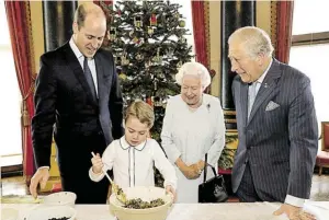  ?? BILD: SN/AP ?? Vier Generation­en und ein Pudding: William, sein Sohn George, Elisabeth II. und Prinz Charles (v. l.) im Buckingham-Palast.