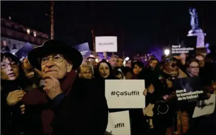  ??  ?? Une foule s’est rassemblée sur la place de la République à Paris, mardi soir, pour dire «non» à l’antisémiti­sme.