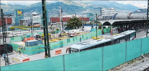  ?? Fotos: archivo / EXTRA ?? Los trabajos en las paradas quedaron suspendido­s. Las maquinaria­s quedaron ‘en pausa’, aunque el personal administra­tivo realiza teletrabaj­o.