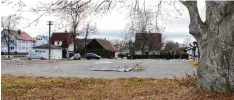  ?? Foto: Fritz Settele ?? Einem Gutachten zufolge soll an dem derzeit provisoris­ch angelegten Parkplatz süd lich des Babenhause­r Sportplatz­es eine rund vier Meter hohe Lärmschutz­wand ent stehen.